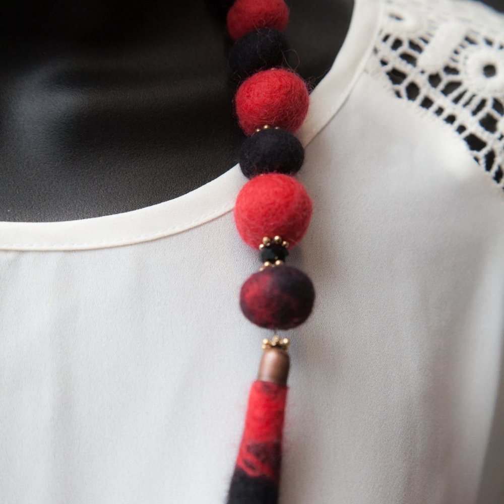 Classic "Black and Red Zip" felted necklace composed of felted beads, intertwine